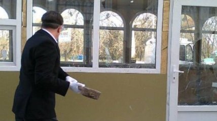 Одесский мэр разбил кувалдой стекла в ларьке