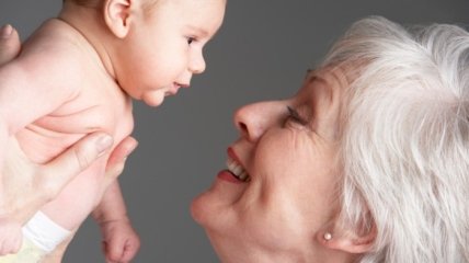 ВИДЕОпозитив: бабушка веселит внучек-близняшек