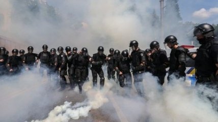 Столкновения активистов с полицией: что происходит у стен Рады (Фото) 