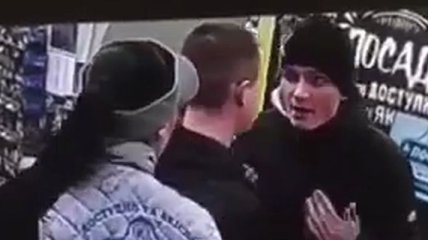 Карма настигла мгновенно: мужчина ударил ногой по лицу женщину-кассира и тут же получил ответку (видео)