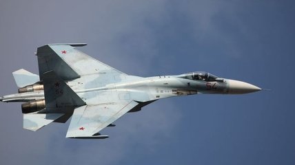 Российский Су-27 едва не столкнулся с американским самолетом