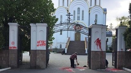 В Тернополе поймали вандала, разрисовавшего церковь и мемориал