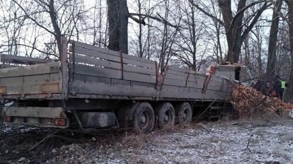 Въехал в дерево: В Хмельницкой области погиб водитель грузовика (Фото)