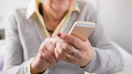 Смартфони можуть завдати пенсіонерам неприємностей