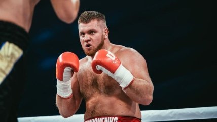 Судья остановил бой: украинский супертяж уничтожил в ринге 114-килограммового британца (видео)