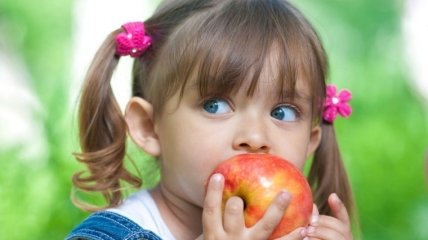 Как выбрать полезные яблоки для ребенка