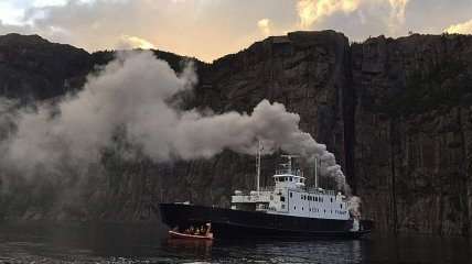 В Норвегии эвакуировали туристов с горящего парома