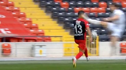 В Турции футболист ногой в прыжке нокаутировал соперника (видео)