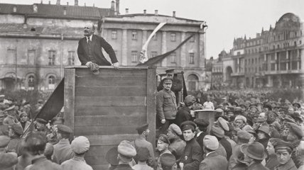 Председатель Совета народных комиссаров РСФСР Владимир Ленин произносит речь во время советско-польской войны. Справа у постамента — во френче Лев Троцкий, весна 1920 года