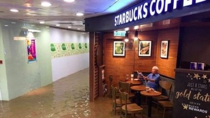 Забавные фотоприколы о посетителе "Starbucks" во время потопа 