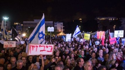В Израиле тысячи людей требовали отставки Нетаньяху