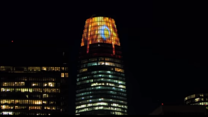 Для поклонников Толкина: в США небоскреб превратили в "башню Саурона" (Видео)