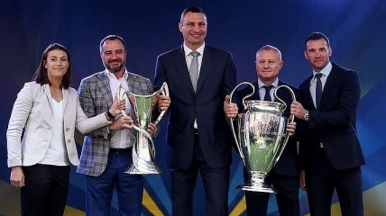 Амбассадоры финалов Лиги чемпионов передали трофеи мэру Киева и президенту ФФУ