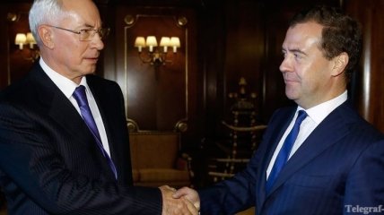 Азаров считает сложными переговоры с Медведевым