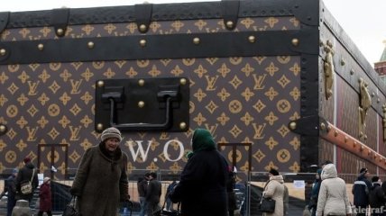 Кремль распорядился о демонтаже гигантского чемодана Louis Vuitton