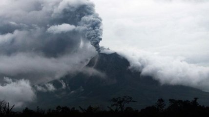 В Индонезии жители покидают дома из-за извержения вулкана Синабунг