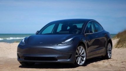 Сбила и поехала дальше: Tesla Model 3 провалила испытания авто­номного торможения (Видео)