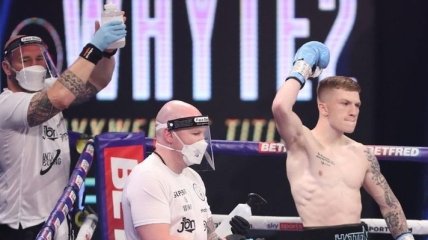 Сын знаменитого боксера разбил лицо сопернику в дебютном бою (видео)