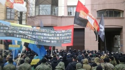 В Киеве активисты забросали камнями офис компании Ахметова