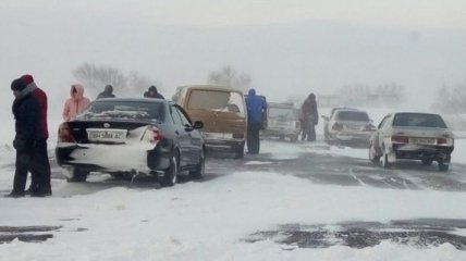 На трассе Одесса-Рени по меньшей мере 30 авто застряли в снежном заторе