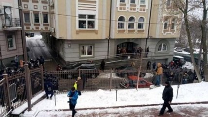 Под судом в Киеве произошла стычка со стрельбой, есть раненый