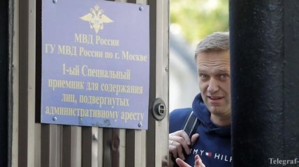 Массовыми обысками началось утро в офисах оппозиционера Навального