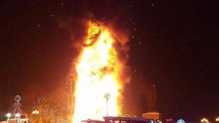 Новый год в РФ: Сгорела главная елка Сахалина (Видео)