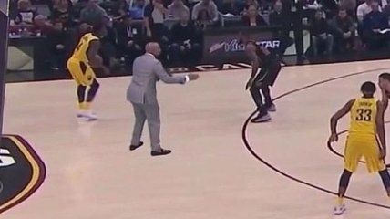 Комментатор разобрал матч НБА, войдя в экран (Видео)