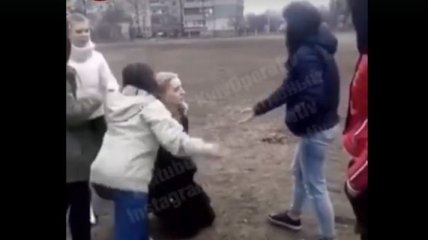 В Киеве школьницы жестоко избили сверстницу, которая на коленях просила пощады