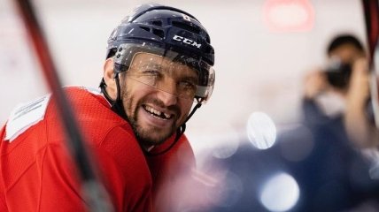 В НХЛ российский хоккеист ударил соперника клюшкой между ног (видео)