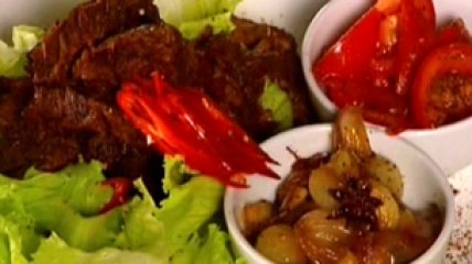 Грудинка тушеная в красном бульоне с гарниром