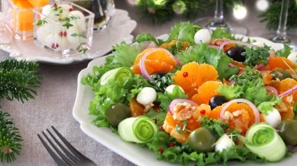 Эффектный и вкусный праздничный салат с мандаринами