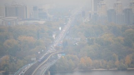 Из-за дыма в Киев не пропускают грузовики