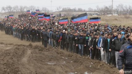На Донбассе боевики принудительно сгоняют людей отмечать 9 мая