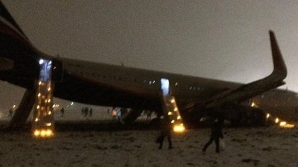 В аэропорту Калининграда самолет выкатился за взлетную полосу