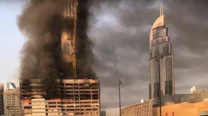 Возле самого высокого здания в мире горит недостроенный небоскреб (Видео)