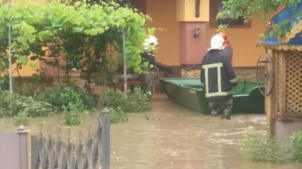 Водная стихия: на Буковине наводнение частично разрушило еще одну дамбу