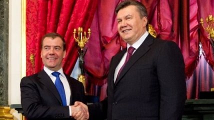Янукович поздравил Медведева с днем рождения