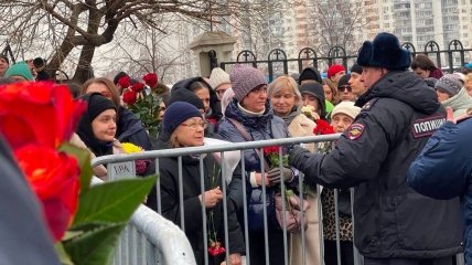 Росіяни, які прийшли попрощатися з Навальним