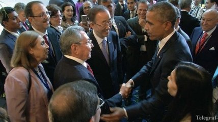Рауль Кастро и Барак Обама пожали руки на саммите в Панаме