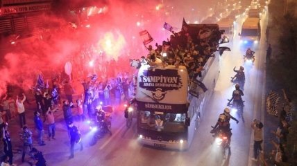 Фанаты превратили ночь в день, празднуя выход своей команды в высший дивизион (видео)