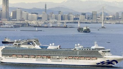 Короновирус: в Японии лайнер с тысячами пассажиров поместили на карантин