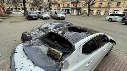 В центре Одессы разрушился фасад кинотеатра: пострадали припаркованные у здания машины (фото)