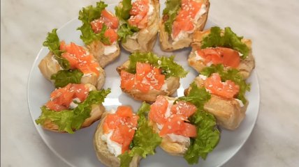 Слойки с красной рыбой