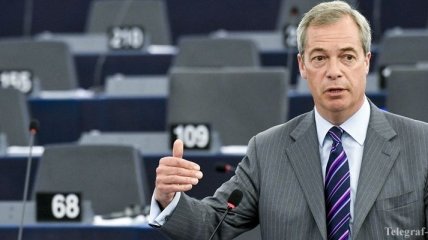 Главу британской партии за выход из ЕС облили молочным коктейлем