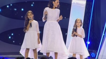 Дочки-матери: Дети Алсу спели песню своей мамы на большой сцене ВИДЕО