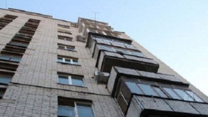 В Киеве мужчина выпал из окна многоэтажки