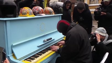 Пианист в балаклаве устроил концерт на Банковой (Видео)