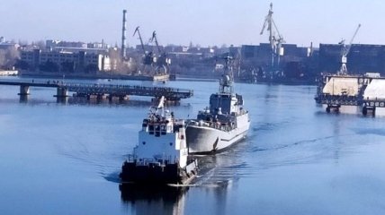 В Николаеве разводили мосты для ремонта десантного корабля (Видео)