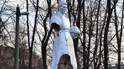 На Кировоградщине памятник участникам Второй мировой пережил нападение